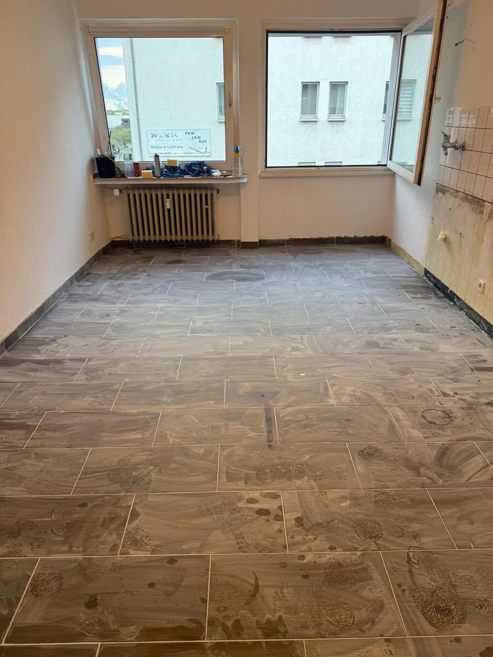 Raum mit verlegtem und verfugtem Fliesenboden