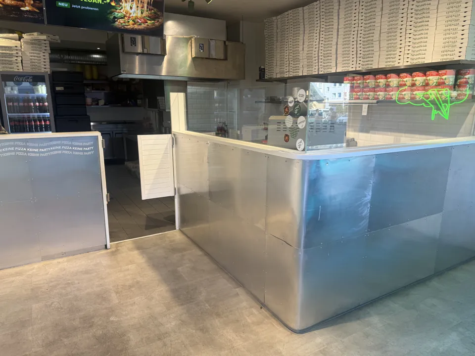 Thekenbereich mit metallischer Verkleidung und Bodenfläche